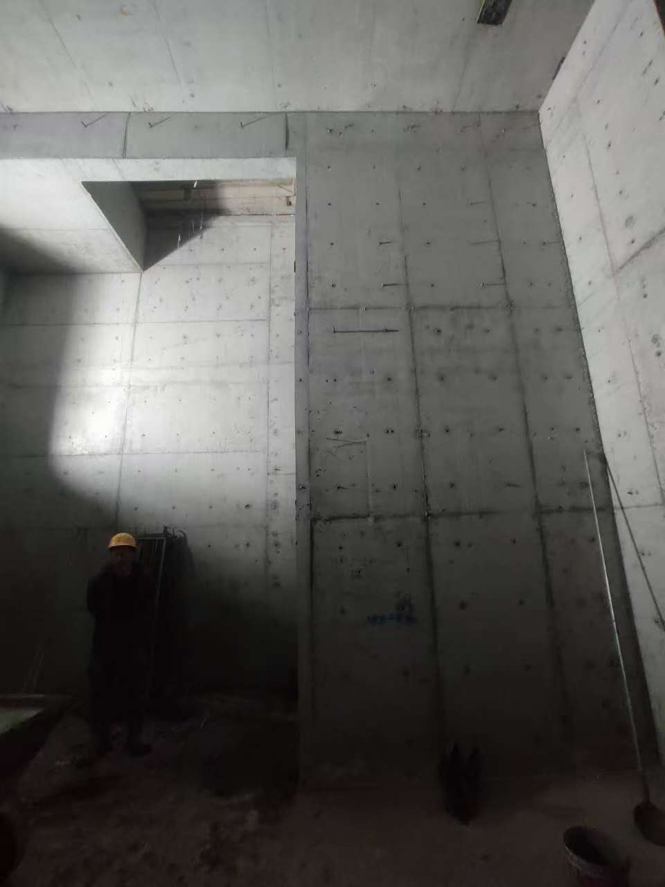 大悟墙上开槽钢筋断了有影响吗
